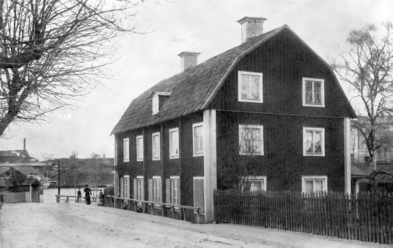Liljeholmens Kemisk Teknisk fabrik åren 1839-41, (sedermera Liljeholmens Stearinfabrik) i ett hus vid Liljeholmen strax intill gamla Liljeholmsbron. Källa: Digitalt Museum