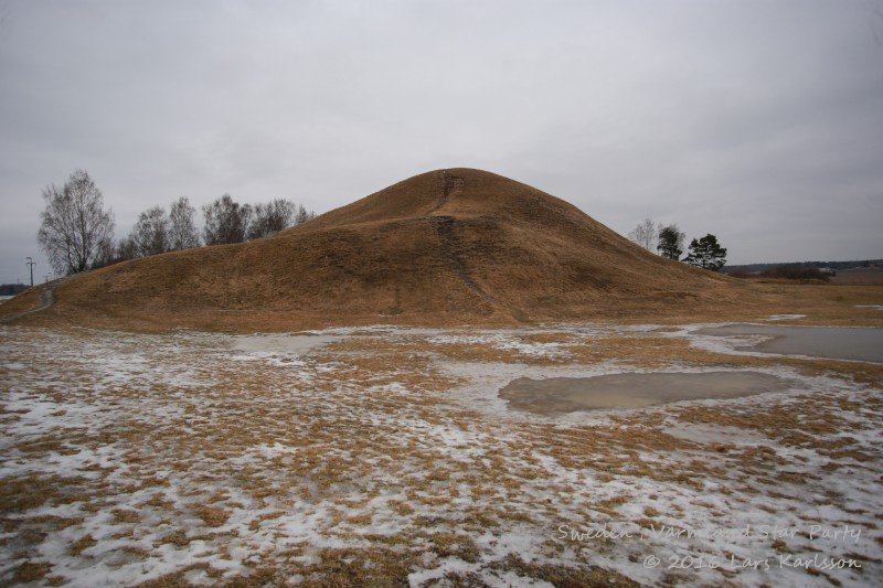 Ströbohög, tomb