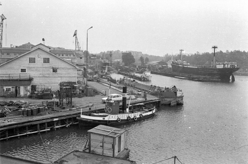 S/S Masilia / Monark vid Ekensbergs varv 1970, varvsområdet sett mot öster, med Mörtviken till höger