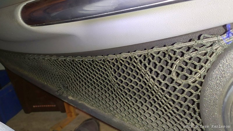 Chrysler Crossfire: Door panel net pocket