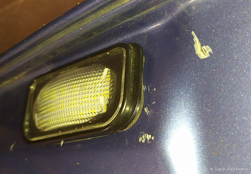 Chrysler Crossfire: License plate light