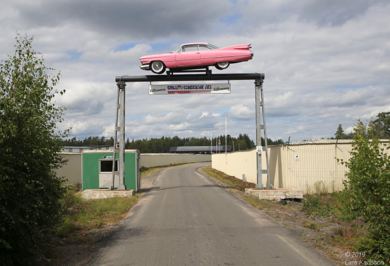 A walk among scrap cars at Osby USA bildelar in Sweden 2019