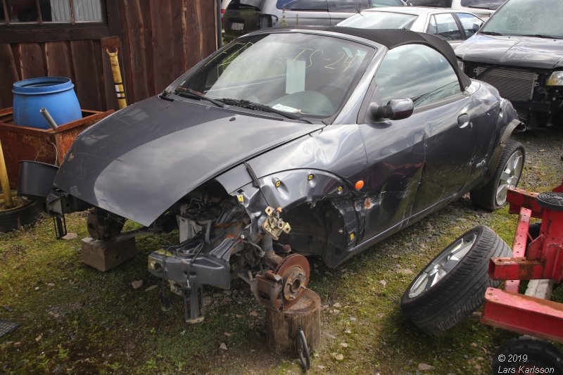 A walk among scrap cars at Osby USA bildelar in Sweden 2019