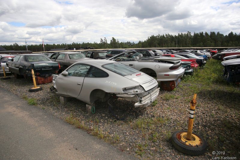 A walk among scrap cars at Osby USA bildelar in Sweden 2019