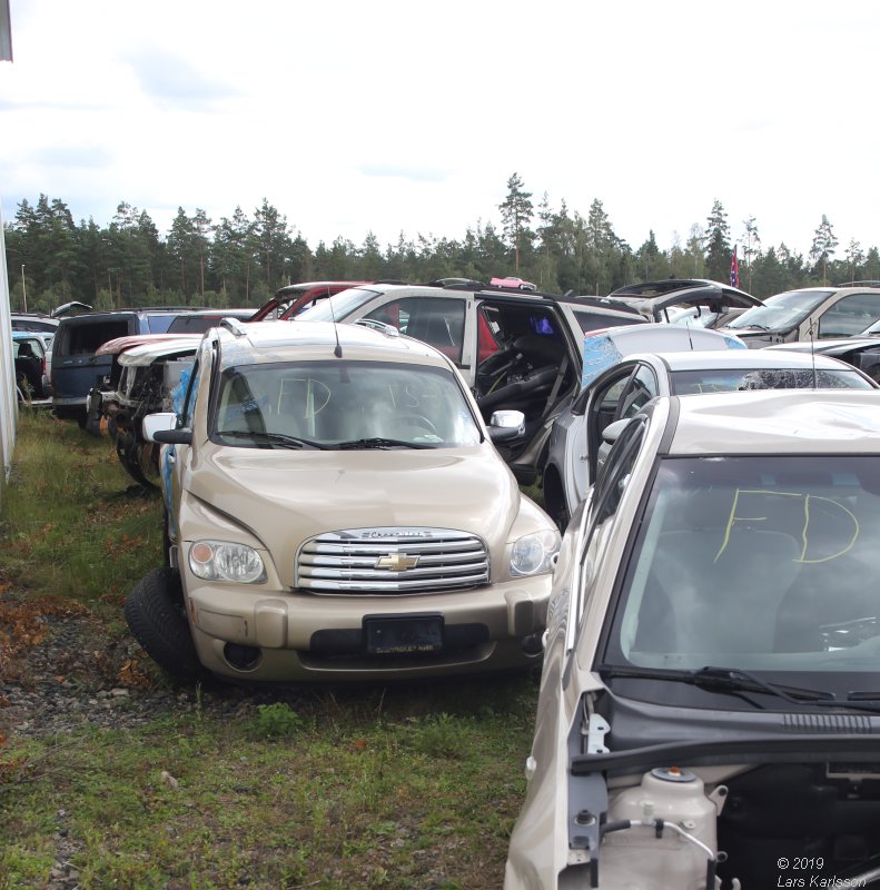 A walk among scrap cars at Osby USA bildelar in Sweden 2019