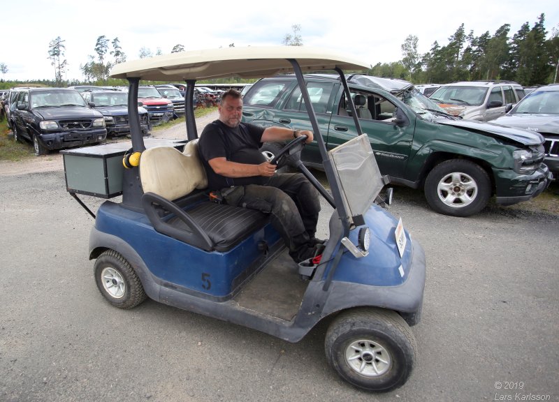 A walk among scrap cars at Osby USA bildelar in Sweden 2019