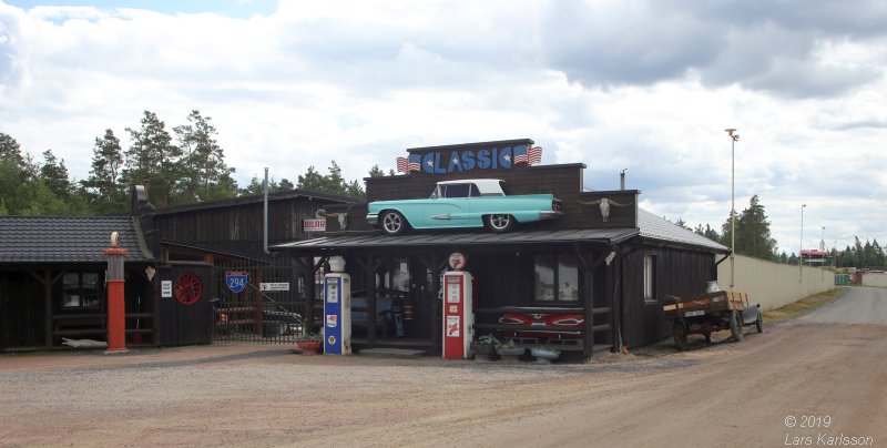 A walk among scrap cars at Osby USA bildelar in Sweden 2019