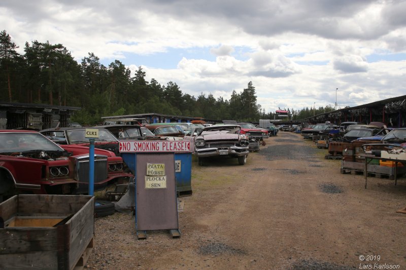 A walk among scrap cars at Osby USA bildelar in Sweden 2019