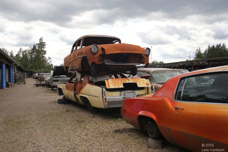 A walk among scrap cars at Osby USA bildelar in Sweden 2019