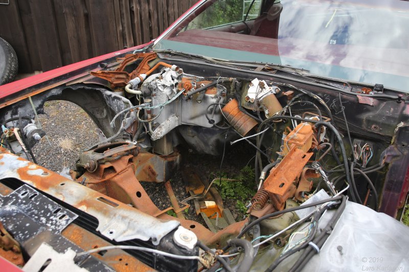 A walk among scrap cars at Osby USA bildelar in Sweden 2019