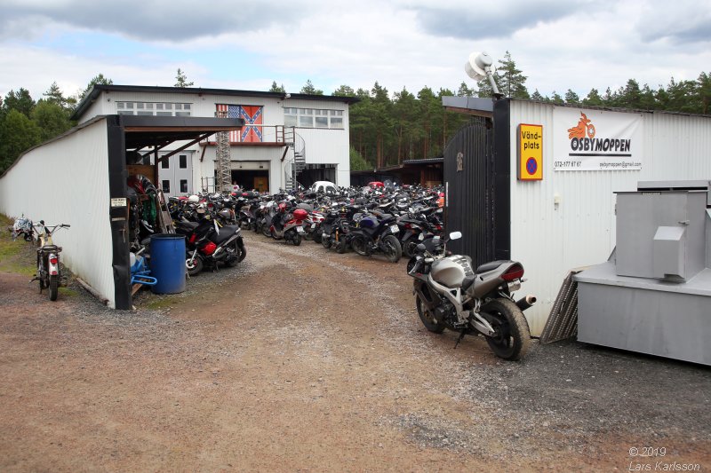 A walk among scrap cars at Osby USA bildelar in Sweden 2019