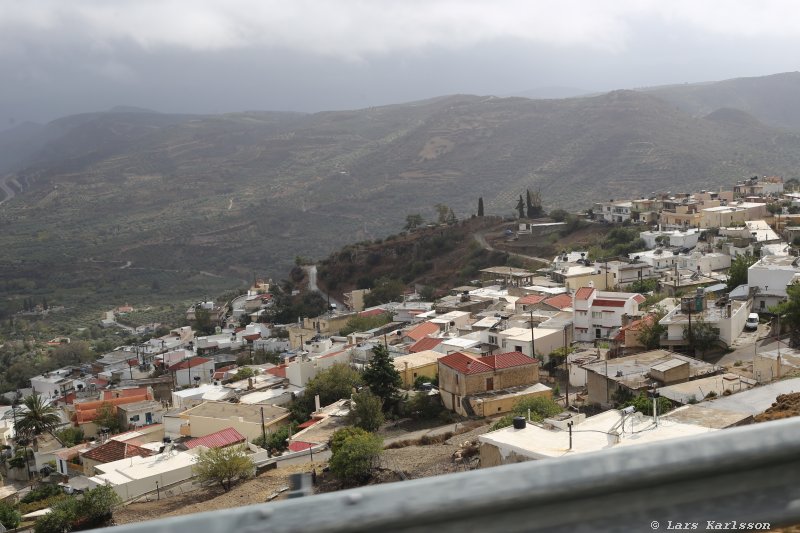 The road down from the turning point to the valley and road 97, Crete