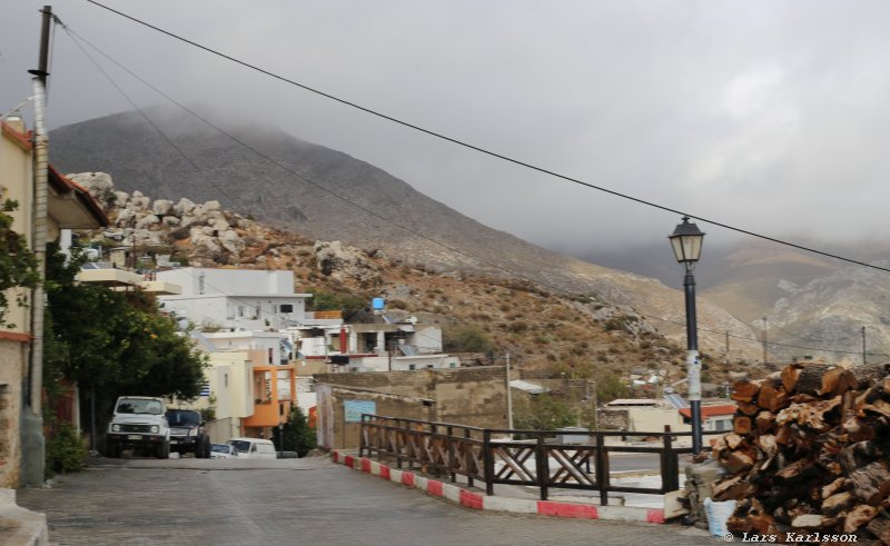 The road down from the turning point to the valley and road 97, Crete