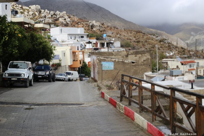 The road down from the turning point to the valley and road 97, Crete