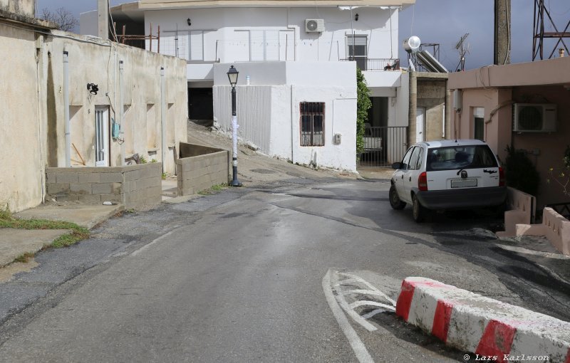 The road down from the turning point to the valley and road 97, Crete