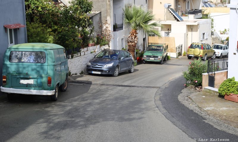 The road down from the turning point to the valley and road 97, Crete