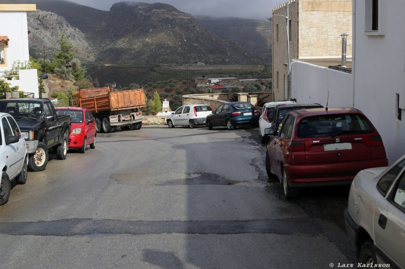 The road down from the turning point to the valley and road 97, Crete