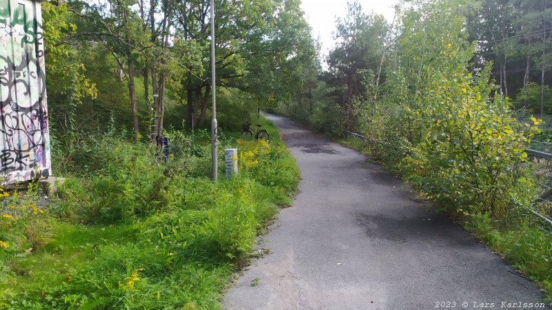 Skålgropssten vid Harpsundsvägen nära pendeltågsspåret i Högdalen