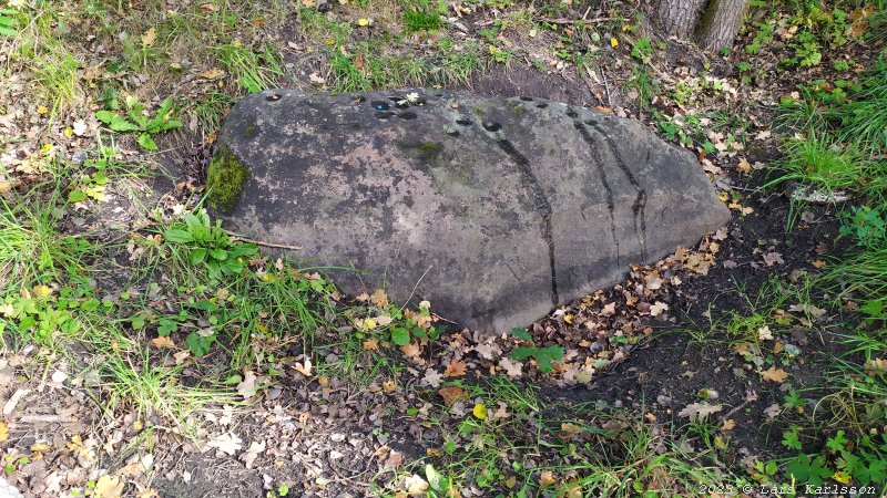 Skålgropssten vid Harpsundsvägen nära pendeltågsspåret i Högdalen