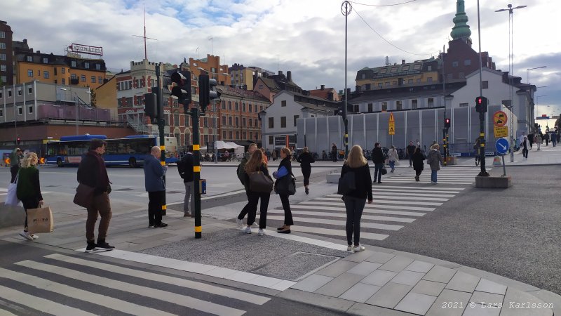 Promenad vid Södermalmstorg vid Slussen augusti 2021