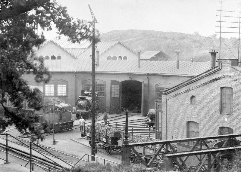 Lok Qn 173 el. 174. Troligen 174 + Pb 376. Liljeholmen lokstall. Källa: Digitalt Museum