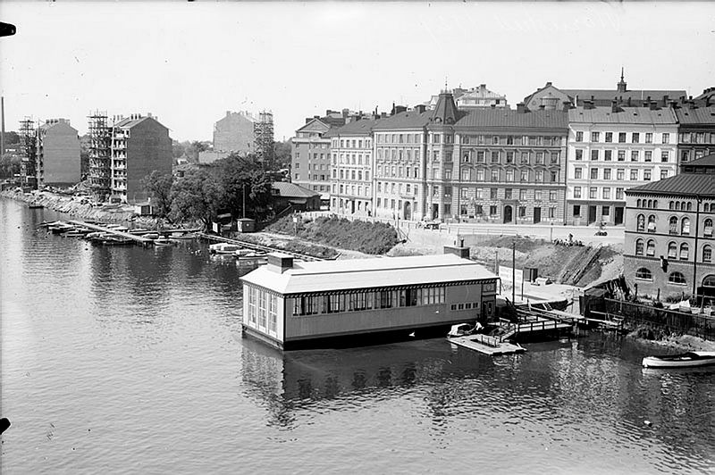 Liljeholmsbadet sett mot Hornsgatans mynning vid Hornstull. I bakgrunden kv. Sågen. Källa: Digitala Stadsmuseet