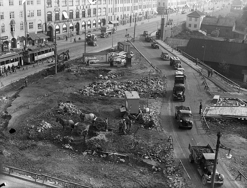 Vy över Hornsplan och byggandet av den triangelformade trafikplatsen Hornsplan. 
			I bakgrunden kvarteret Släggan. 
			Till höger anas Lignaområdet med småindustrier och skrotupplag. Källa: Digitala Stadsmuseet