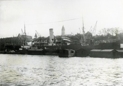 Sv. Ostasiatiska Komp:s M/S Canton lastar, 1928.