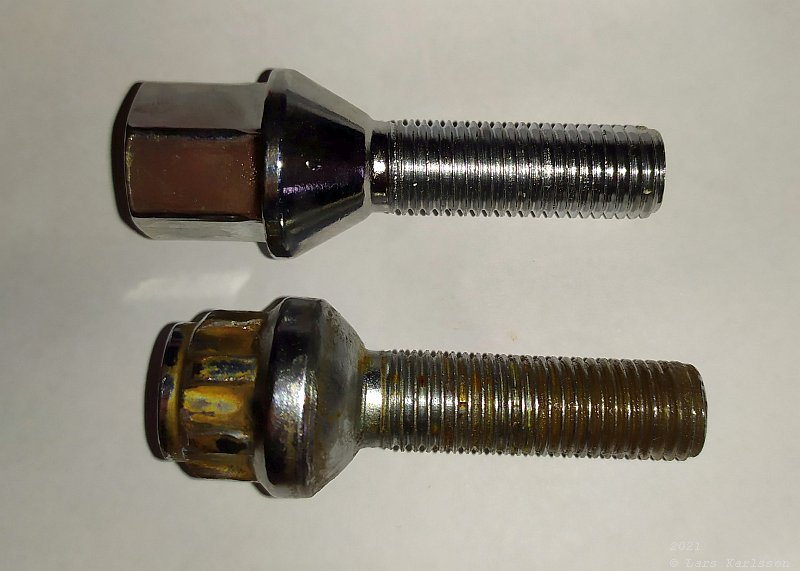 Chrysler Crossfire: Hub center rings
