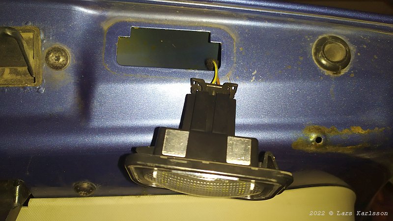 Chrysler Crossfire: License plate light