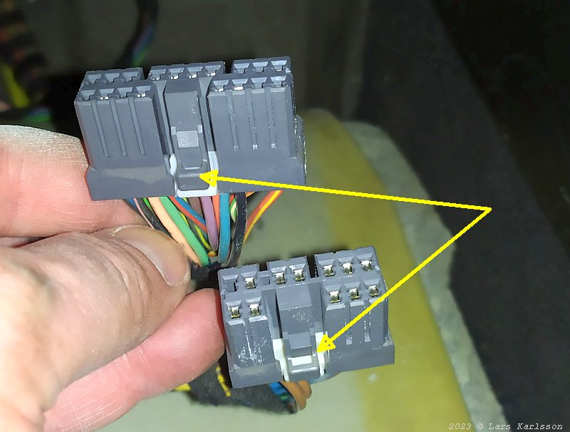 Chrysler Crossfire: Radio replacement