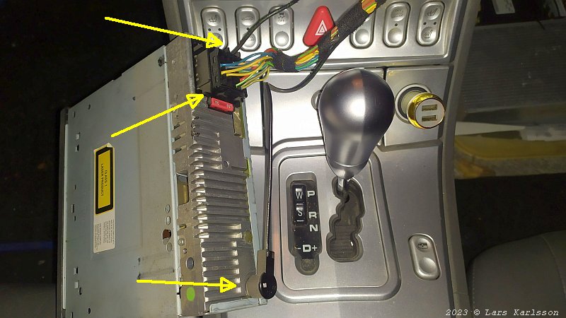 Chrysler Crossfire: Radio replacement