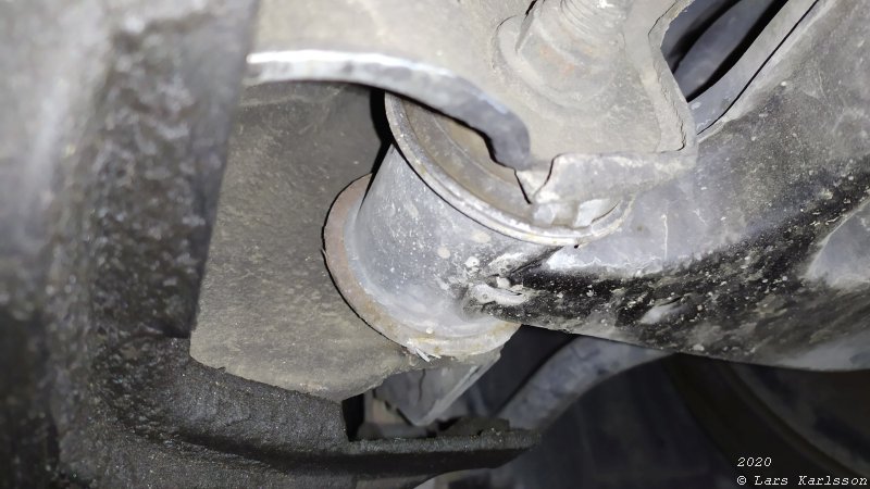 Chrysler Crossfire: Checking the rubber bushings and the ball joints