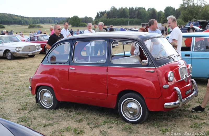 Car meeting at Nifsta Gård July 2018